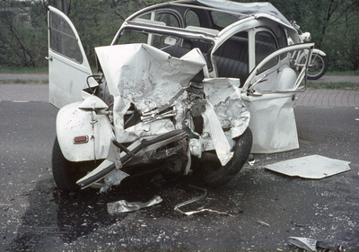 117432 Afbeelding van een verongelukte auto (Citroën 2CV, Lelijke Eend) op de Koningsweg te Utrecht.